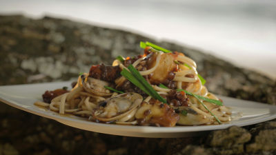 Hobotnica sa školjkama i salatom od udon tjestenine