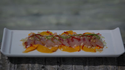 Sirova trevally riba i salata s narom