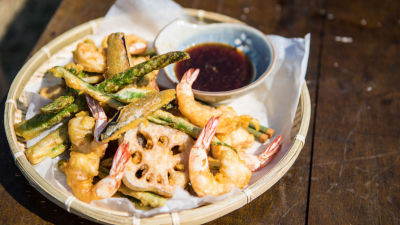 Tempura od škampa i povrća