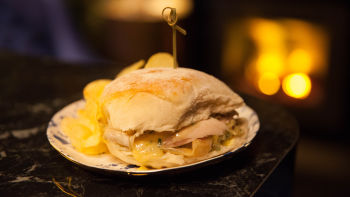 Pečena piletina i rolica s umakom