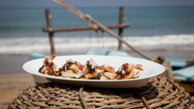 Pečeni račići s bananom s crnim paprom i umakom od listova curryja