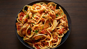 Tjestenina u pikantnom umaku s kobasicama i školjkama