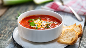 Juha od rajčice s poširanim jajima