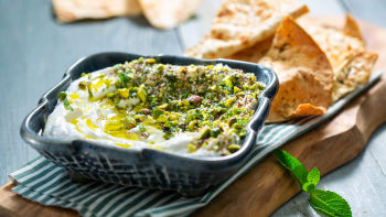 Labneh (sir od jogurta) s orašastim plodovima i Zaatarom