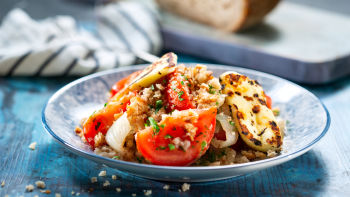 Salata od rajčice s pečenim lukom i Halloumi sirom