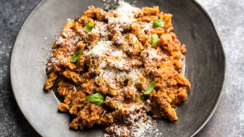 Tjestenina od slanutka i cvjetača u umaku bolognaise