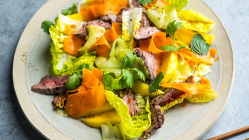 Hrskava govedina na tajlandski način i salata od manga