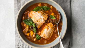 Gusta riblja juha s rajčicom i grahom