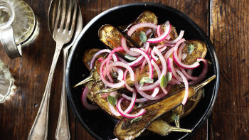 Mali patlidžani s origanom I crvenim lukom