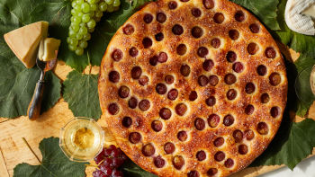 Focaccia s grožđem i ružmarinom