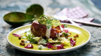 Pečeni batat sa slanutkom i avokadom