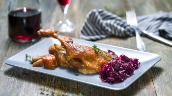 Pačji bataci s korjenastim povrćem i crvenim kupusom