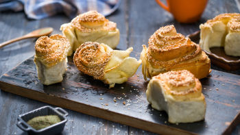 Okrugli kruh s maslacem i šarenom soli