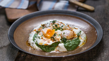 Proljetna Panagyurski jaja (Poširana jaja sa sirom i jogurtom)