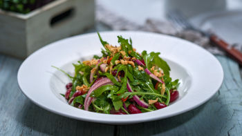 Salata od rukole, paprike i crvenog graha