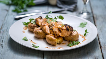 Pileći fileti sa smeđim krumpirima i BBQ umakom