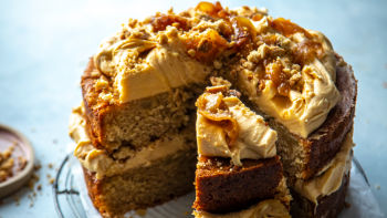 IRSKI KOLAČ S JABUKAMA SA SLANIM KARAMELOM