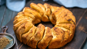 Okrugla štruca sa smeđim maslacem i aromatičnom soli