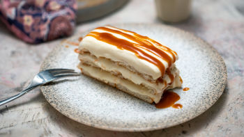 Kolač od keksa s kremom od naranče i karamelom