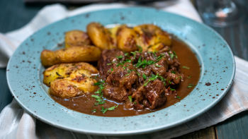 Sporo kuhani teleći obrazi sa zgnječenim krumpirom