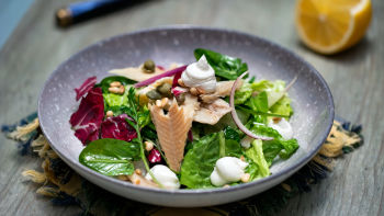 Salata od dimljene pastrve i sira