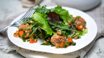 Salata s popečcima od graha i salsom od rajčice