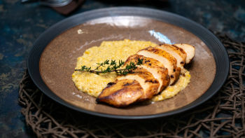 Pileća prsa na naglo s kremastim kukuruzom