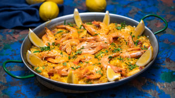 Paella s piletinom i kozicama