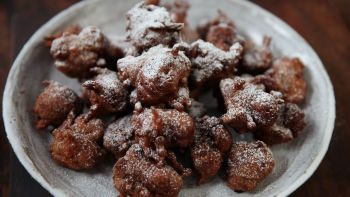 Slatke pakore od mrkve s umakom od kremastog sira