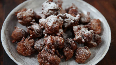 Slatke pakore od mrkve s umakom od kremastog sira