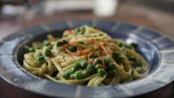 Tjestenina s avokadom, graškom i metvicom