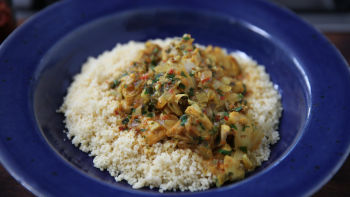 Kus-kus s piletinom u umaku od grejpa