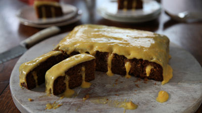 Rupičasta torta od kave i naranče