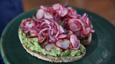 Tost s avokadom cevicheom od torkvica