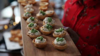 Košarice s paštetom od dimljene skuše i zelenim chutneyjem od ananasa