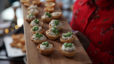 Košarice s paštetom od dimljene skuše i zelenim chutneyjem od ananasa