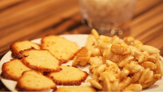 Granita od badema s ušećerenim bademima i keksima od badema