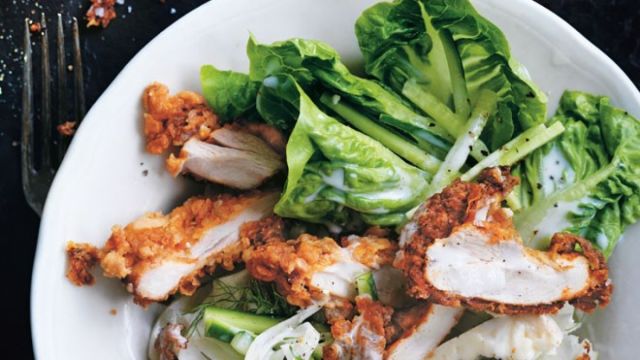 Hrskava pileća salata s preljevom od mlaćenice na južnjački način