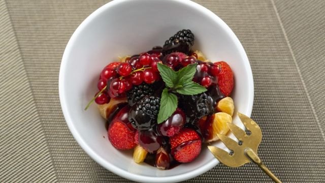 Voćna salata sa sirupom od crnog vina