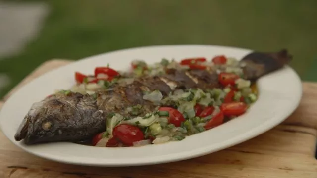 Cijela riba sa žara i vinaigrette od rajčice