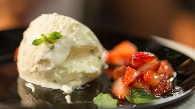 Mliječni sorbet s umakom od jagoda