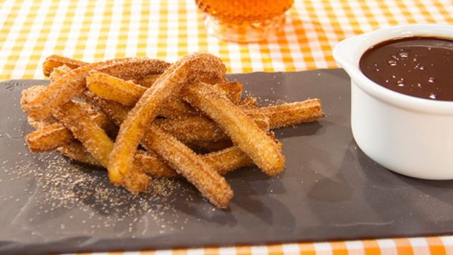 “Churrosi” s kremom od čokolade, vrhnja i naranče