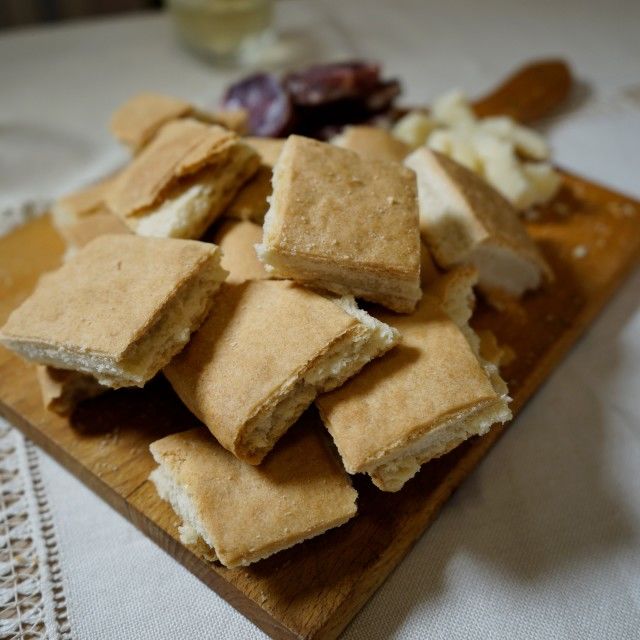 Beskvasni kruh s bijelim vinom