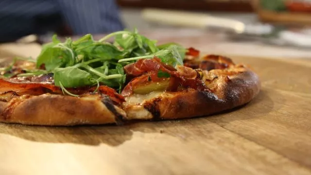 Pizza sa smokvama, pršutom i gorgonzolom