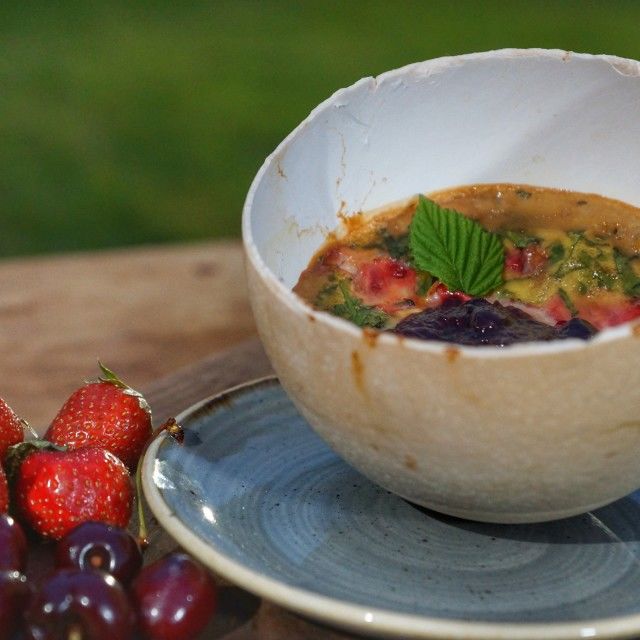 Omlet sa svježim matičnjakom i trešnjama