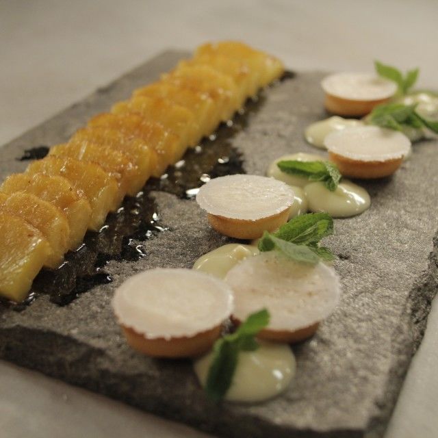 Pečeni ananas s limetom, kremom od bijele čokolade i metvicom