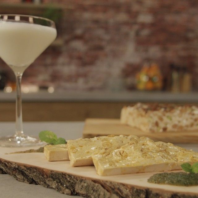 Nugat od curryja u prahu s indijskim oraščićima i ledeno hladnim lassijem