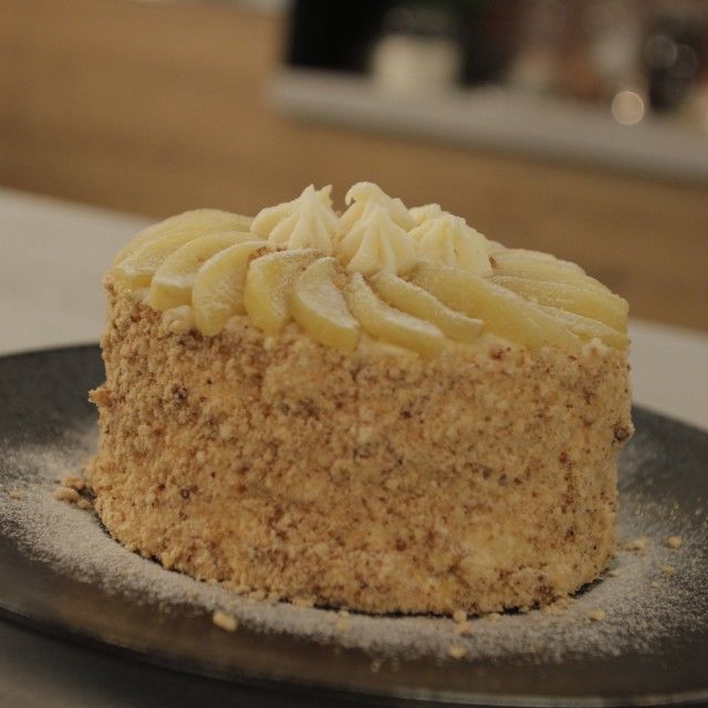 Beze-torta s lješnjacima, lovorom i jabukom