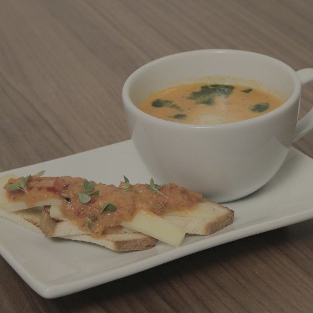 Juha od zapečenih paprika i rajčice