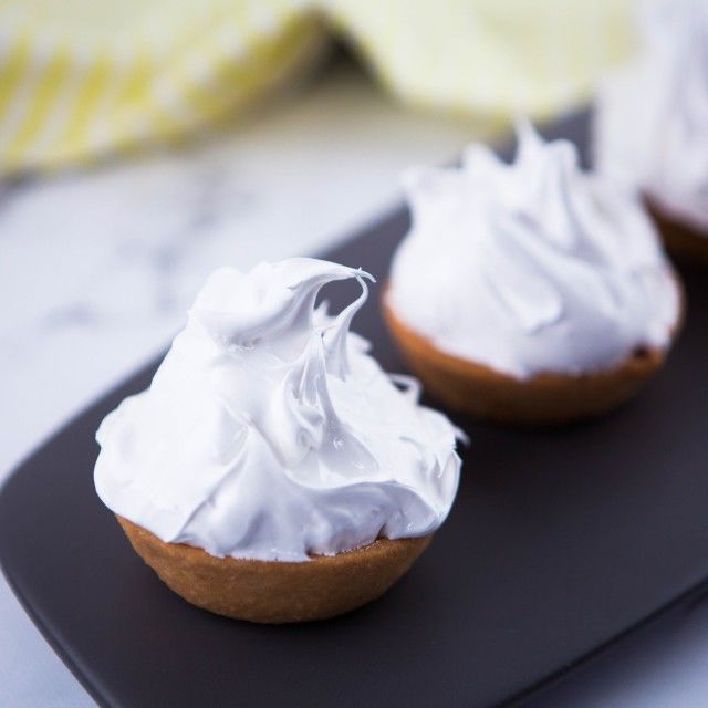 Tartovi od bijele čokolade i marakuje